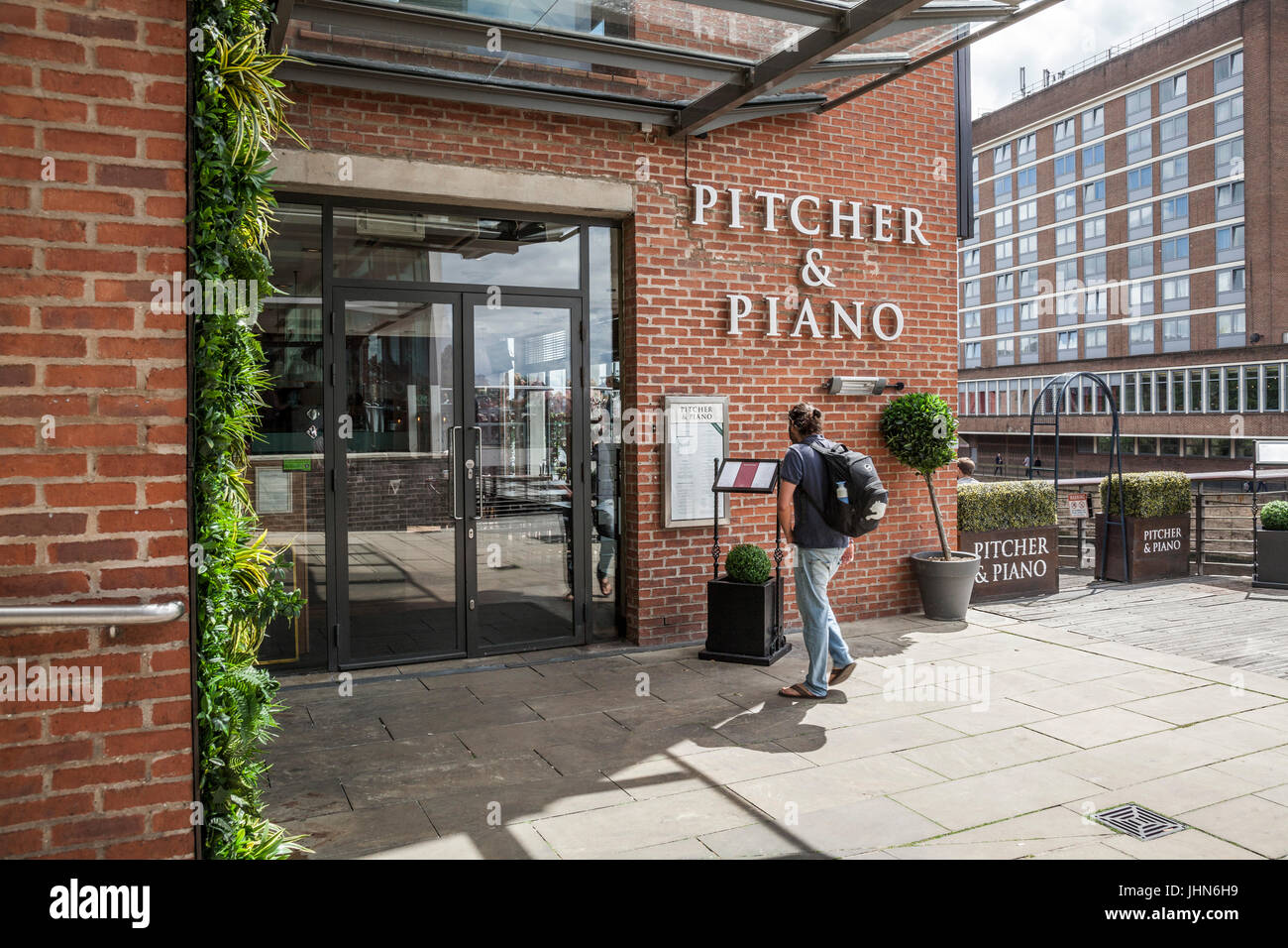 Un uomo si avvicina l ingresso del lanciatore e piano bar in York,l'Inghilterra,UK Foto Stock