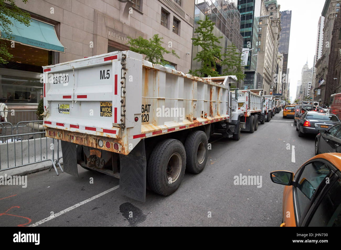 La linea di costruzione camion riempito con sabbia come difese fuori trump tower sulla quinta avenue Midtown New York City USA Foto Stock