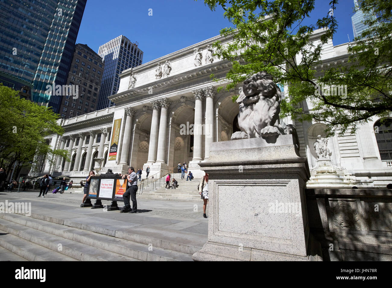 Lion al di fuori della biblioteca pubblica di new york La costruzione di New York City STATI UNITI D'AMERICA Foto Stock
