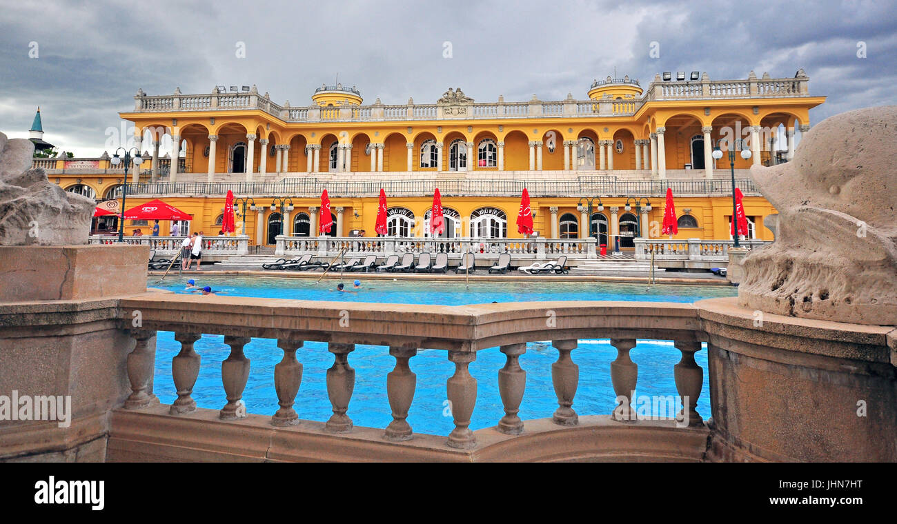 BUDAPEST, Ungheria - 1 giugno: Medicinali Szechenyi thermal bath edificio a Budapest il 1 giugno 2016. Szechenyi è il più grande bagno termale in Europa. Foto Stock