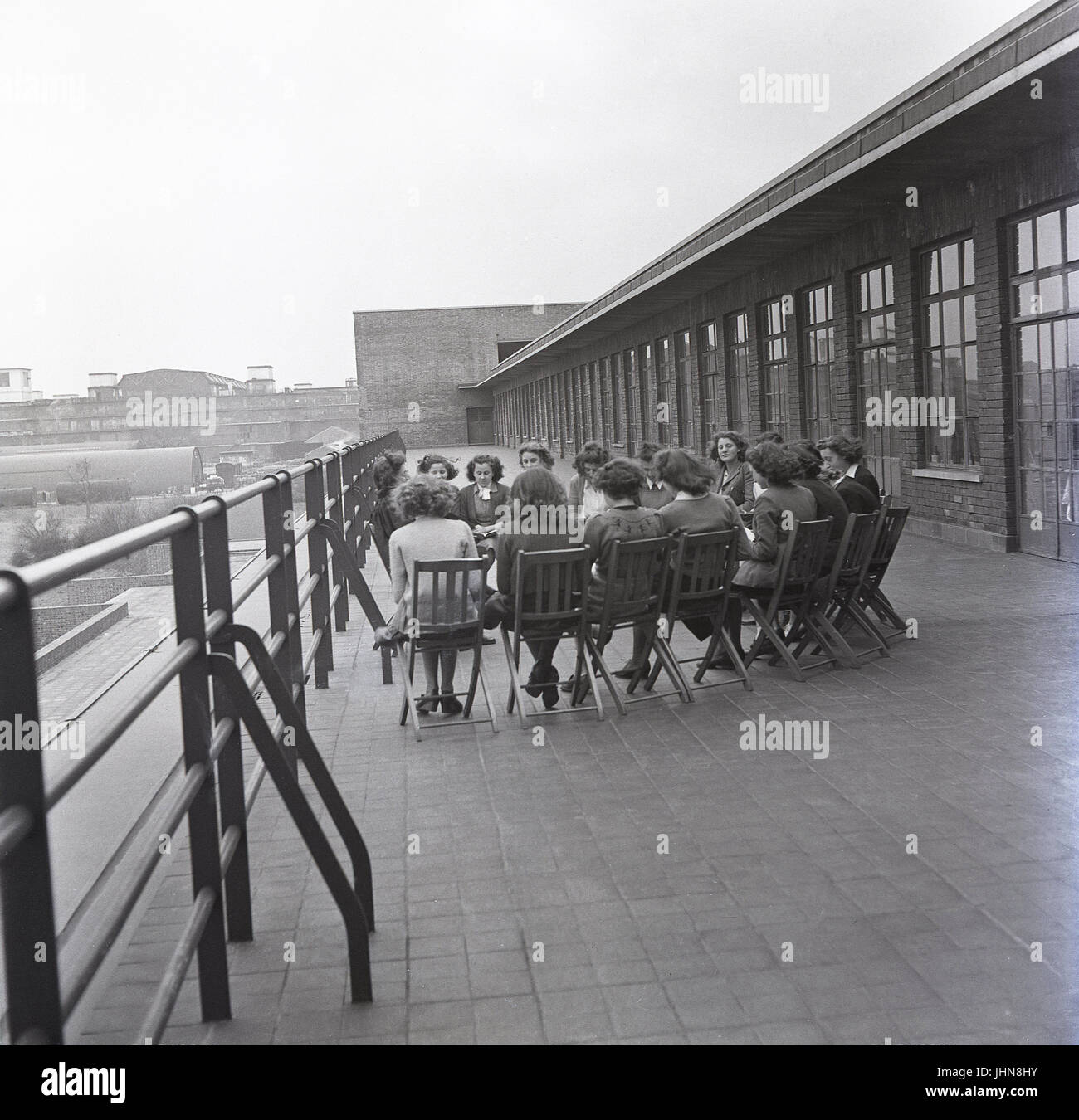 Degli anni Cinquanta, storico, Inghilterra, gruppo di studenti di sesso  femminile a womens formazione insegnanti collegio hanno una classe con il  loro insegnante al di fuori sul balcone Foto stock - Alamy