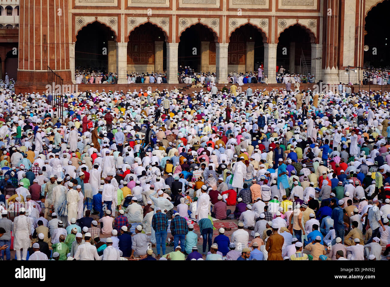 La folla di un sacco di gente musulmana pregando namaz in occasione di Eid-Al-Fitr alla vecchia Delhi moschea Jama Masjid Foto Stock