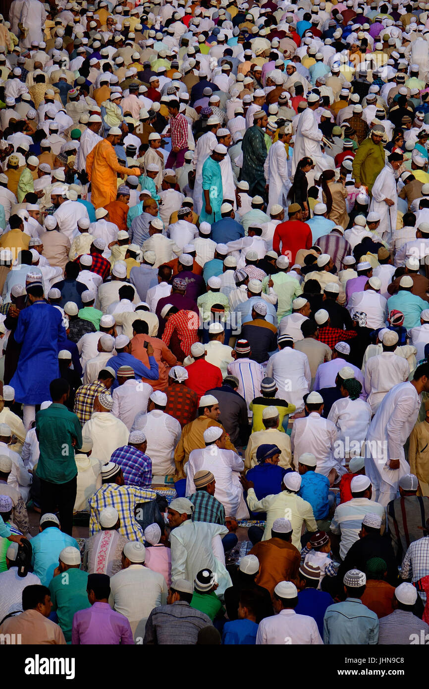 La folla di un sacco di gente musulmana pregando namaz in occasione di Eid-Al-Fitr alla vecchia Delhi moschea Jama Masjid Foto Stock