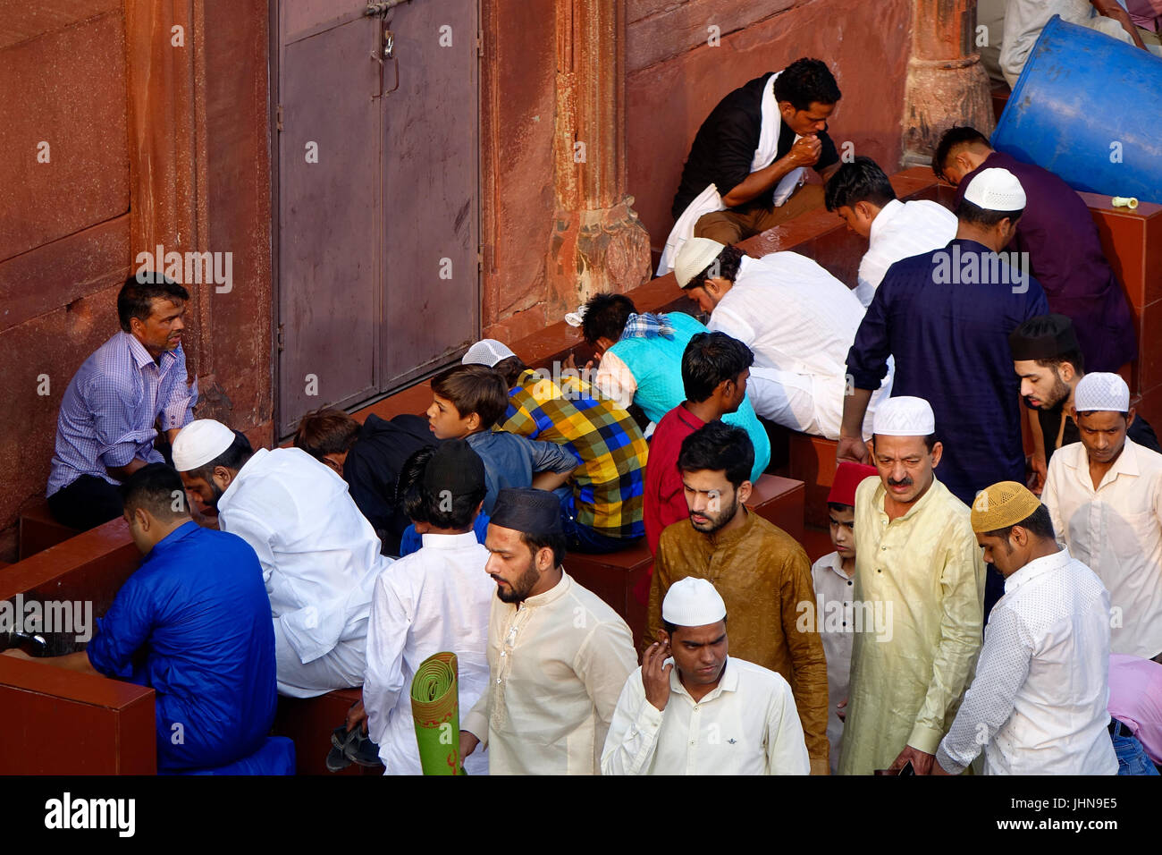 La folla di un sacco di gente musulmana pregando namaz in occasione di Eid-Al-Fitr alla vecchia Delhi moschea Jama Masjid Foto Stock