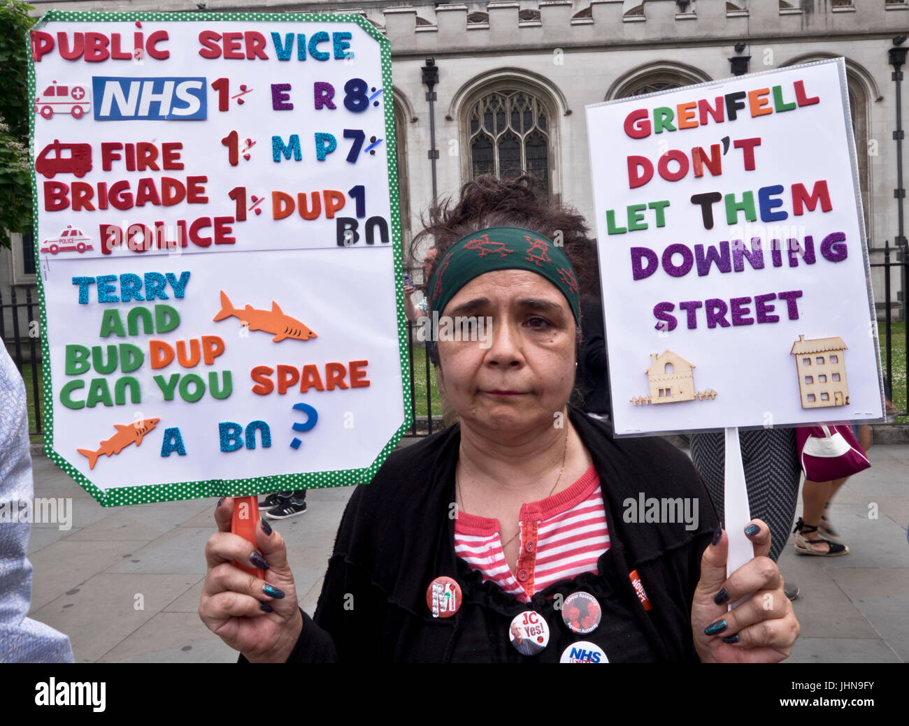 Migliaia marzo attraverso il centro di Londra su Anti-austerità e sbarazzarsi di Theresa Maggio e il governo conservatore di dimostrazione 1 Luglio 2017 Foto Stock