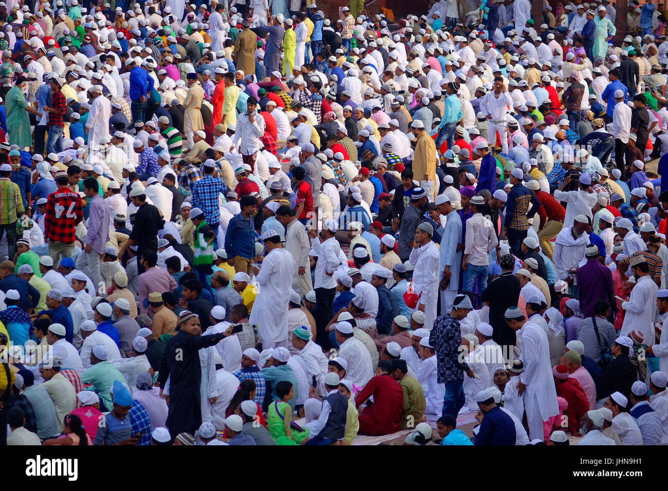La folla di un sacco di gente musulmana pregando namaz in occasione di Eid-Al-Fitr alla vecchia Delhi moschea Jama Masjid Foto Stock