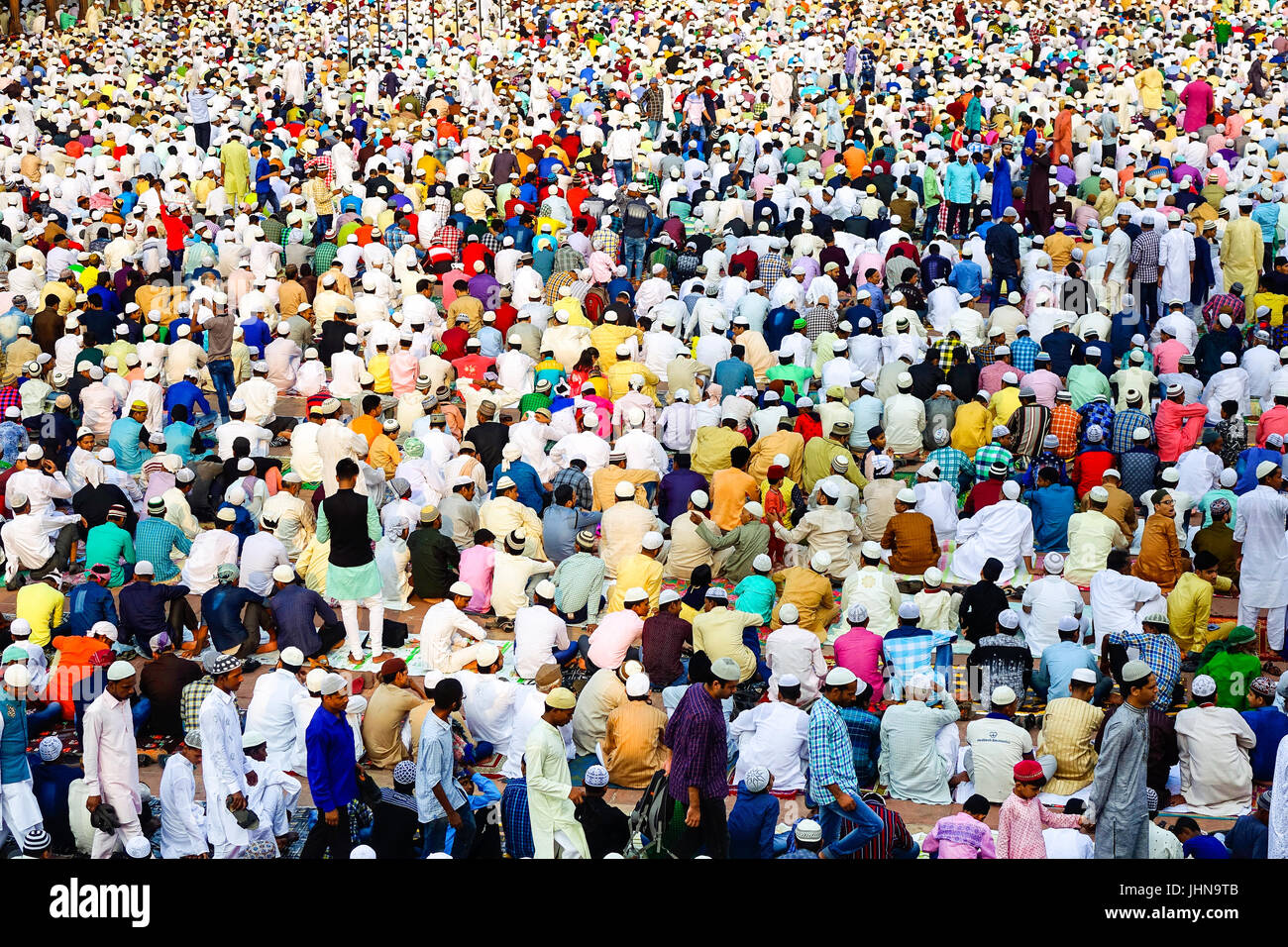 La folla di un sacco di gente musulmana pregando namaz in occasione di Eid-Al-Fitr alla vecchia Delhi moschea Jama Masjid Foto Stock