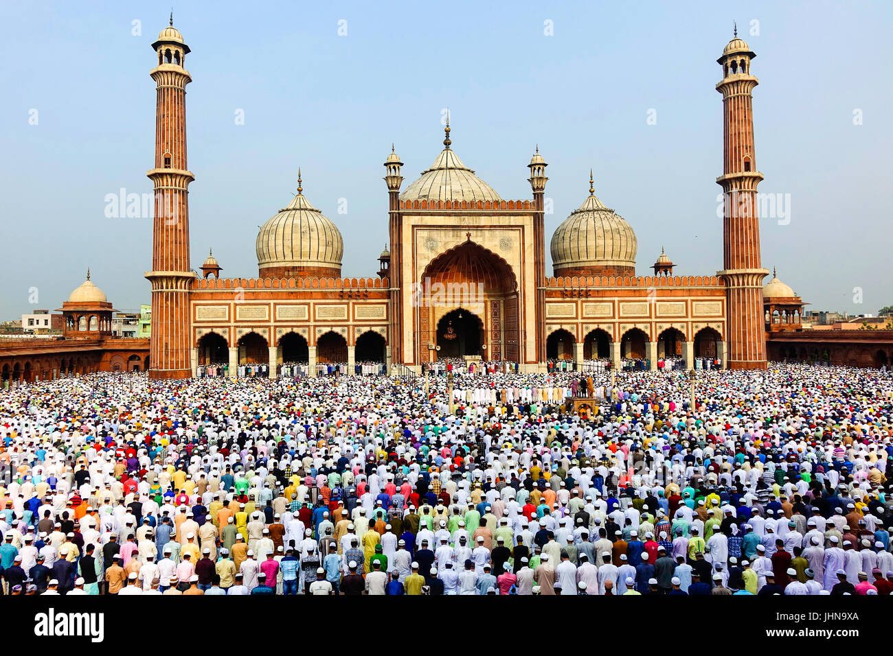 La folla di un sacco di gente musulmana pregando namaz in occasione di Eid-Al-Fitr alla vecchia Delhi moschea Jama Masjid Foto Stock