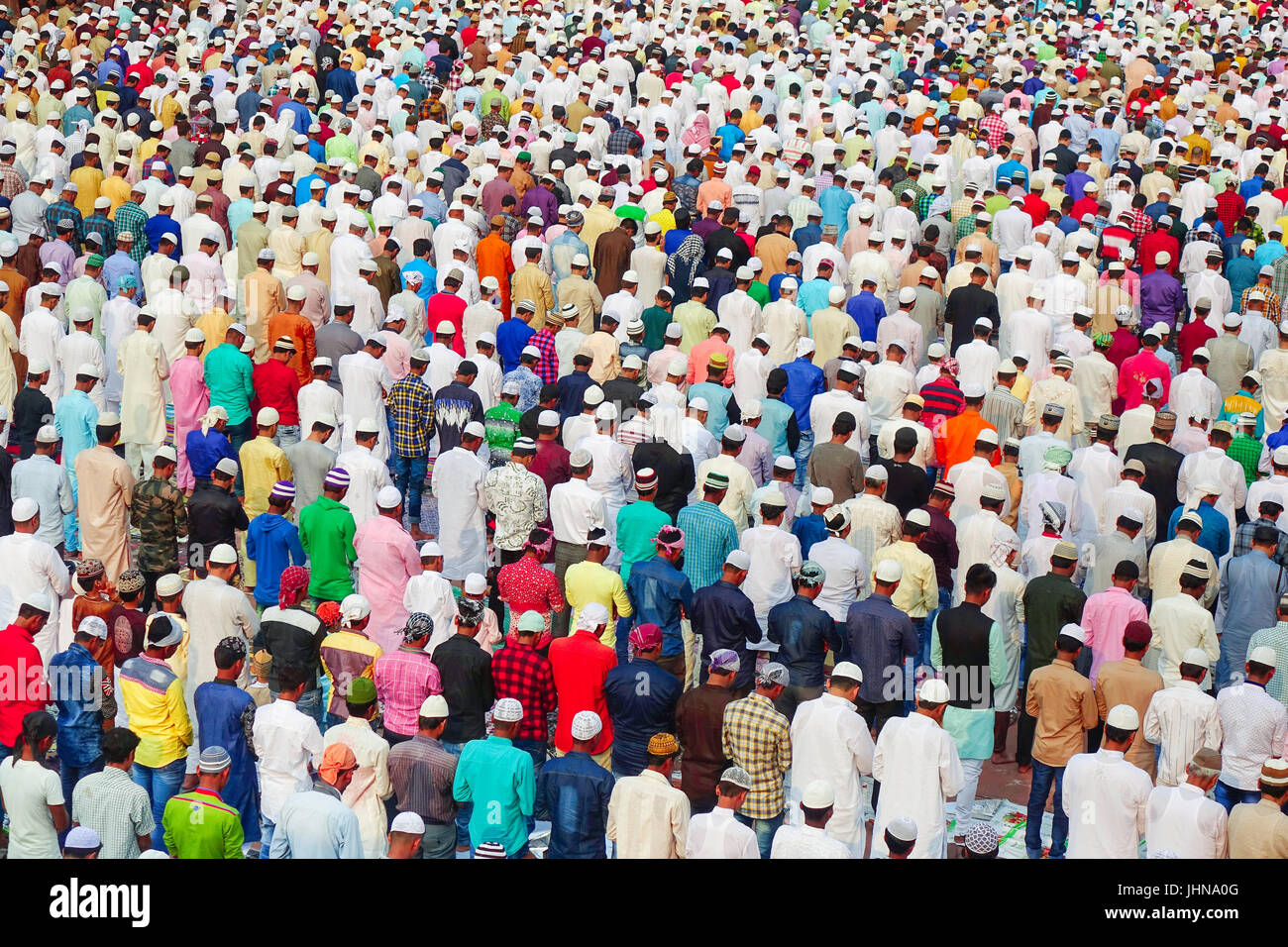La folla di un sacco di gente musulmana pregando namaz in occasione di Eid-Al-Fitr alla vecchia Delhi moschea Jama Masjid Foto Stock