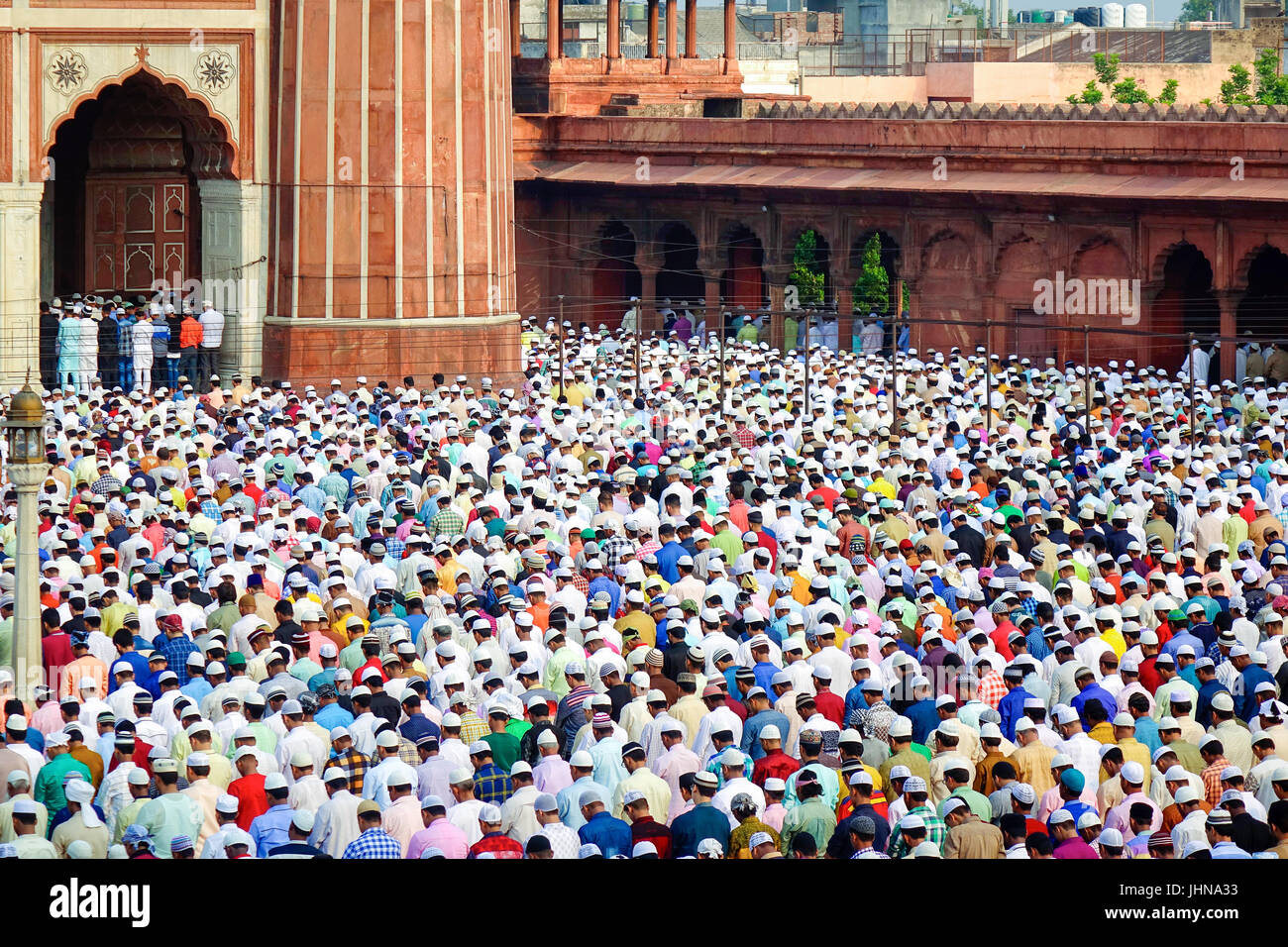 La folla di un sacco di gente musulmana pregando namaz in occasione di Eid-Al-Fitr alla vecchia Delhi moschea Jama Masjid Foto Stock