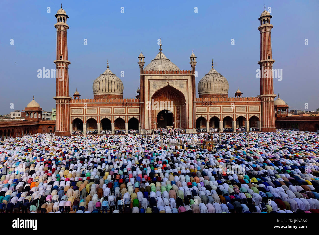 La folla di un sacco di gente musulmana pregando namaz in occasione di Eid-Al-Fitr alla vecchia Delhi moschea Jama Masjid Foto Stock