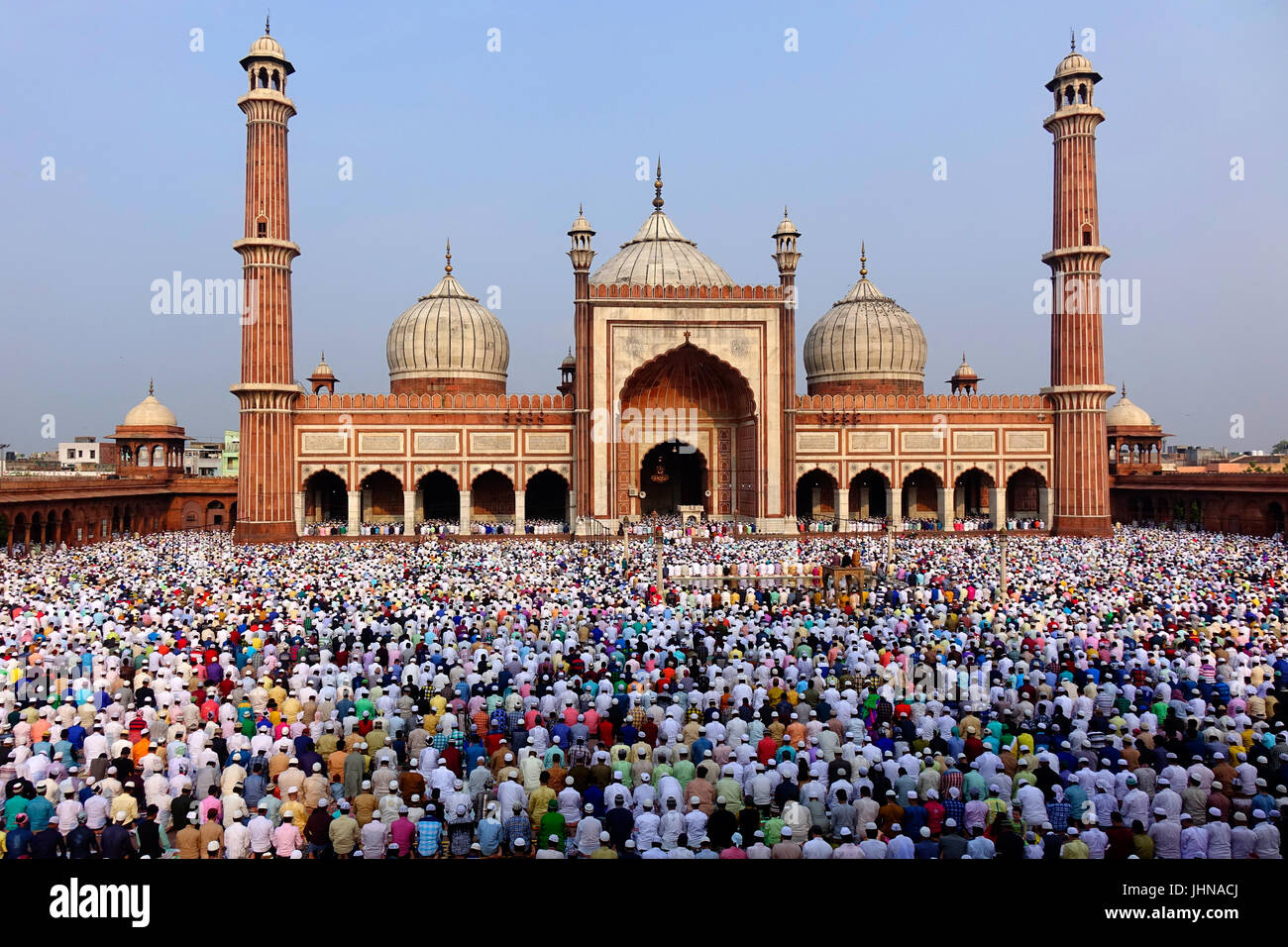 La folla di un sacco di gente musulmana pregando namaz in occasione di Eid-Al-Fitr alla vecchia Delhi moschea Jama Masjid Foto Stock
