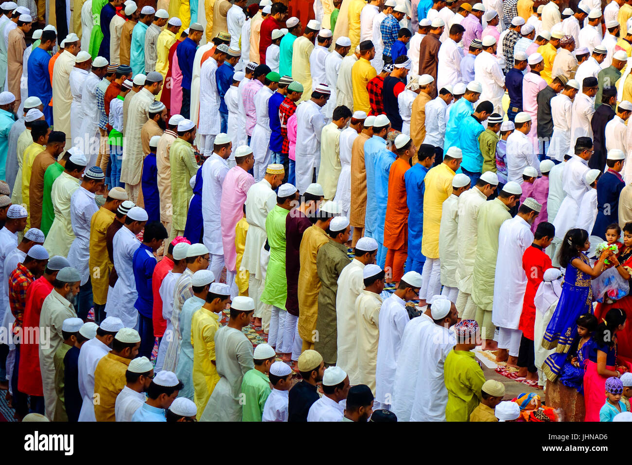 La folla di un sacco di gente musulmana pregando namaz in occasione di Eid-Al-Fitr alla vecchia Delhi moschea Jama Masjid Foto Stock