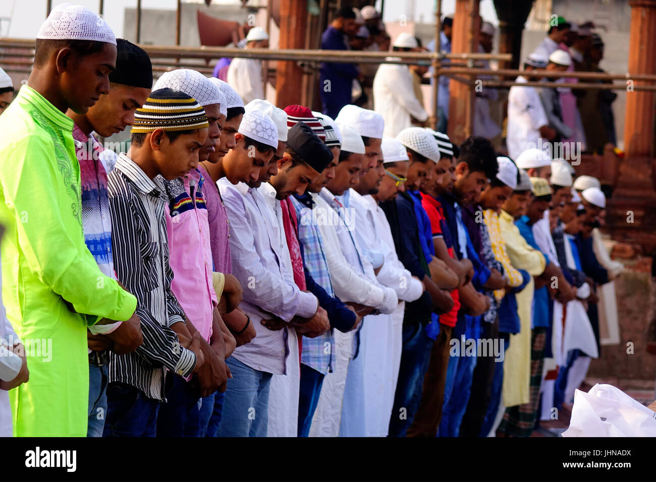 La folla di un sacco di gente musulmana pregando namaz in occasione di Eid-Al-Fitr alla vecchia Delhi moschea Jama Masjid Foto Stock