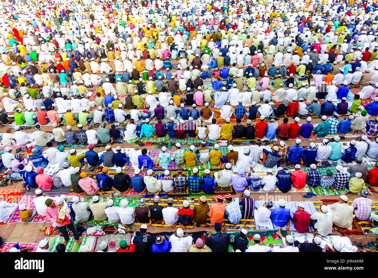 La folla di un sacco di gente musulmana pregando namaz in occasione di Eid-Al-Fitr alla vecchia Delhi moschea Jama Masjid Foto Stock