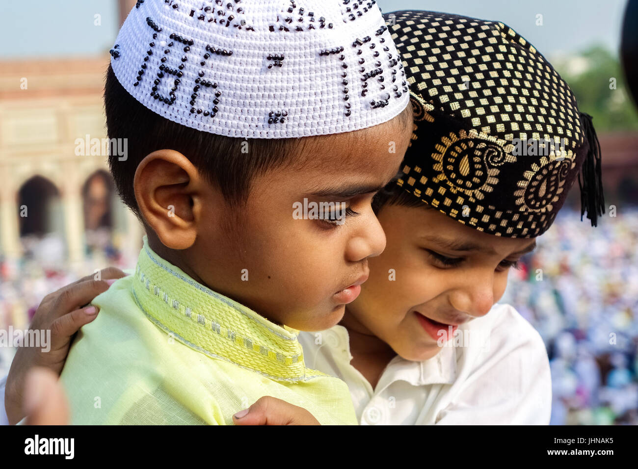 Due bambini musulmani con happy smile celebrare la festa islamica eid ul fitr il festival di amore e di gioia Foto Stock
