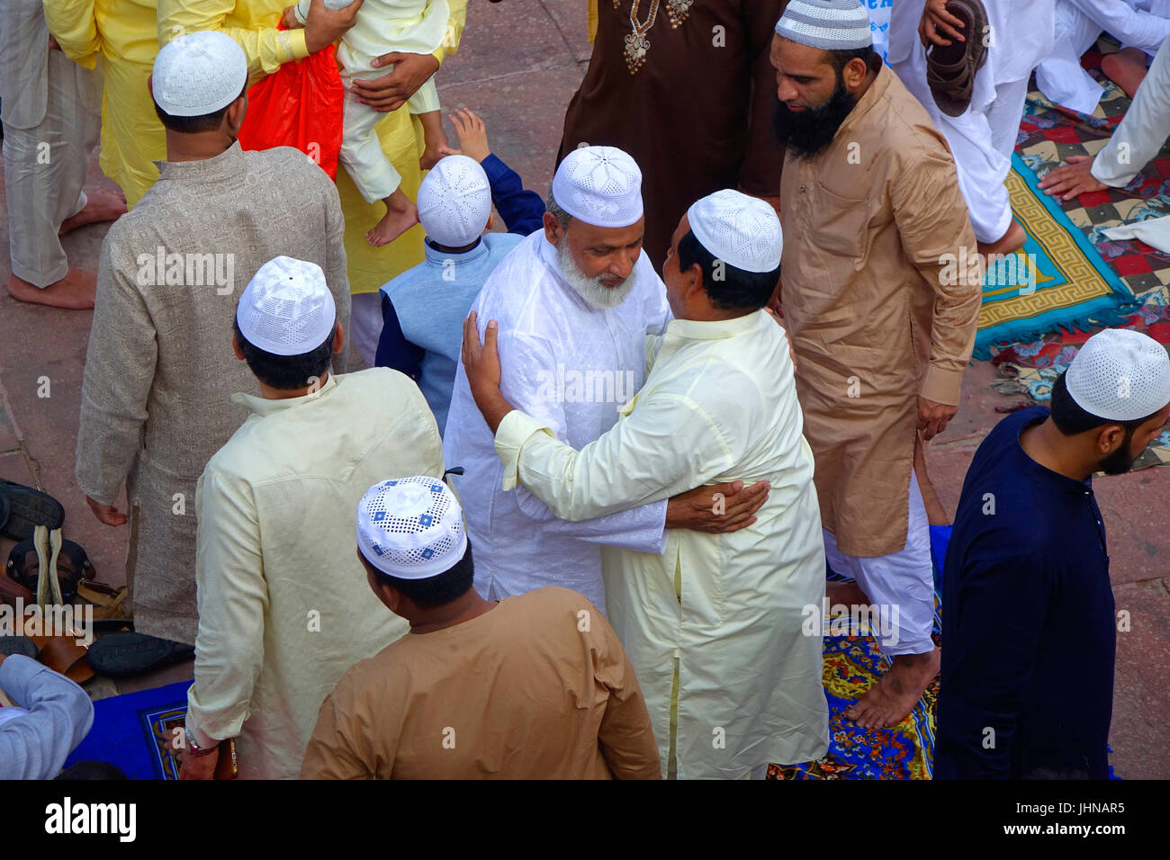 Persone alla Jama Masjid Delhi India celebrazione l'Eid Al Fitr augurando e abbracciando e diffondere l'amore. Foto Stock