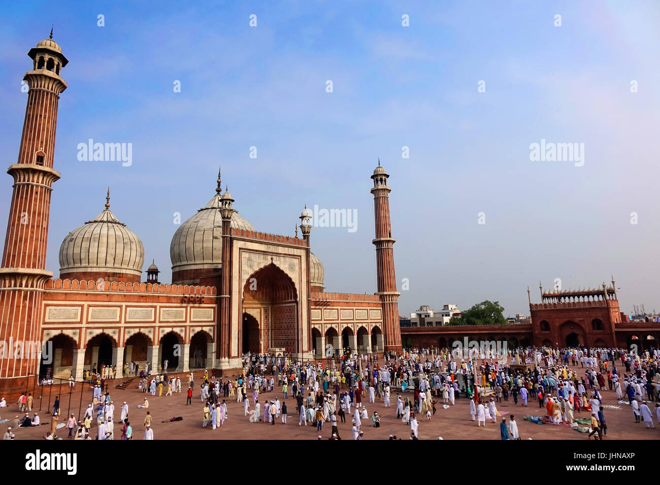 La folla di un sacco di gente musulmana pregando namaz in occasione di Eid-Al-Fitr alla vecchia Delhi moschea Jama Masjid Foto Stock