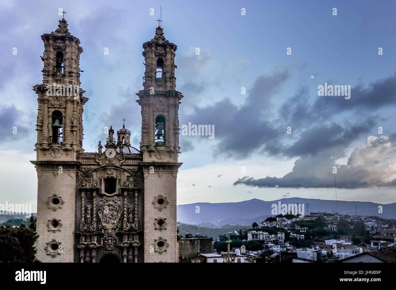 Ornano la facciata barocca e le guglie della storica di Santa Prisca chiesa in Taxco de Alarcón in Messico, ora un monumento coloniale, nella luce della sera con cop Foto Stock