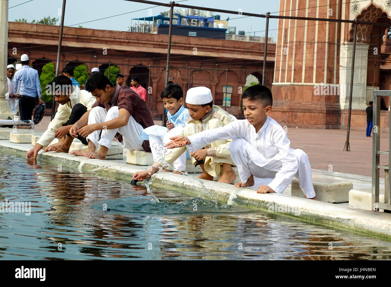 Bambini che giocano in abluzione stagno in Jama Masjid sul margine del l'Eid Al Fitr e festeggiare. Foto Stock