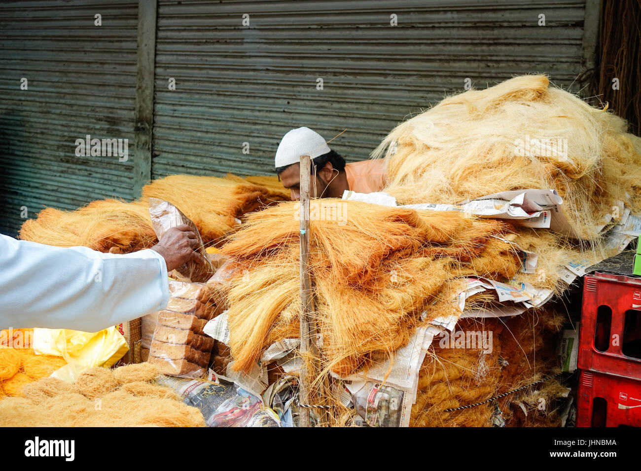 Uomo sevayi vendita un musulmano tradizionale noodles cibo per l occasione di eid Foto Stock