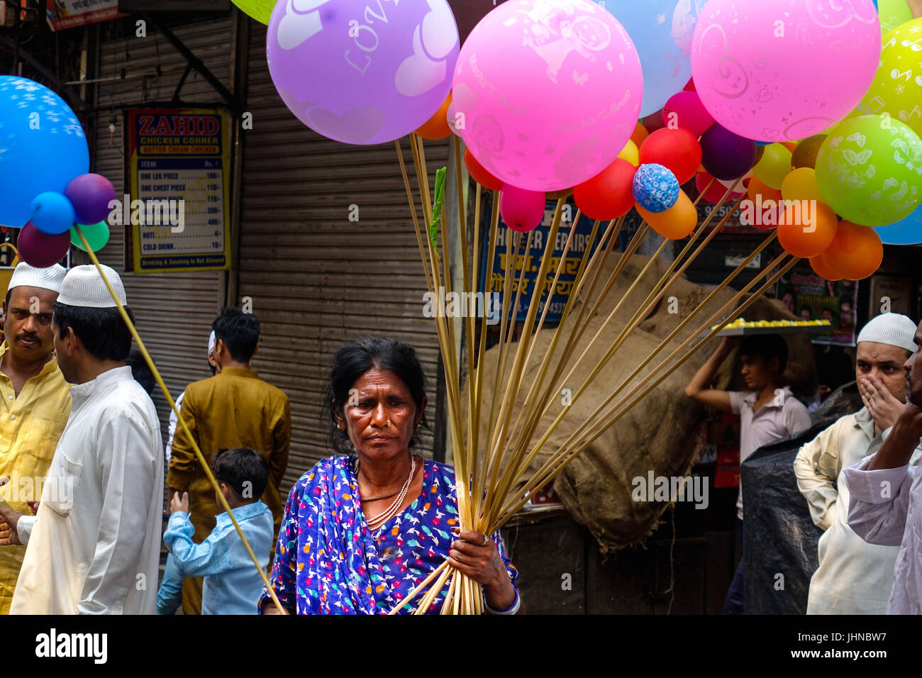 Una vecchia signora vendita di palloncini colorati nel mercato di Vecchia Delhi, Chandni Chowk, in occasione di Eid-Al-Fitr Foto Stock