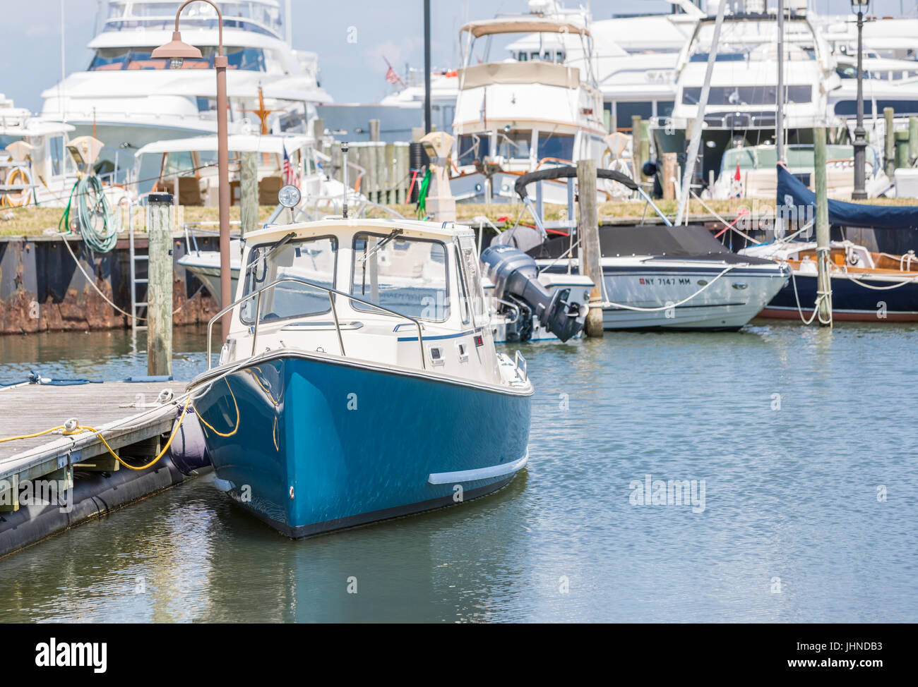 Barca nel porto di Sag Harbor, NY Foto Stock