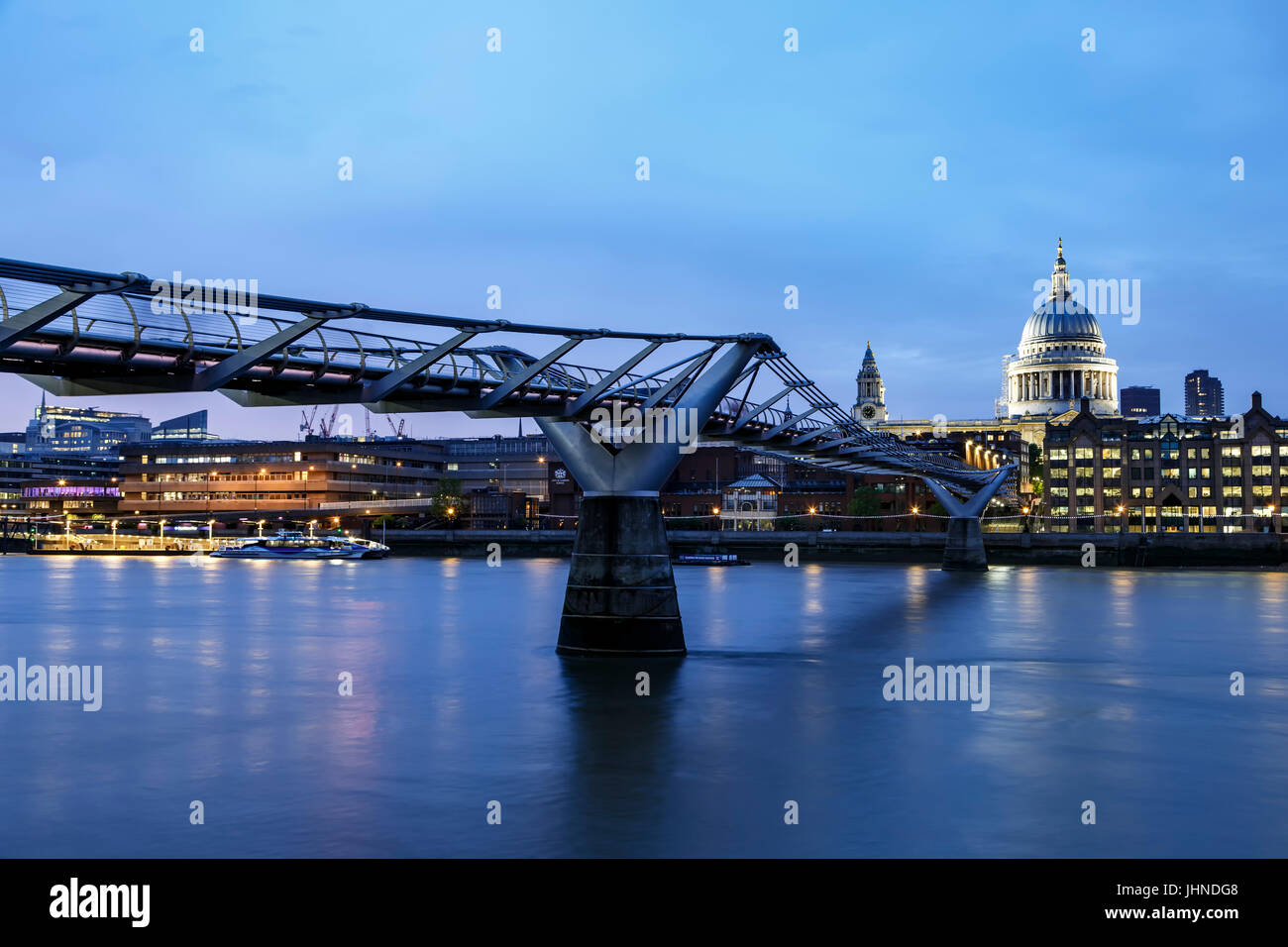 Cattedrale di San Paolo, il Millenium Bridge e il fiume Tamigi, London, England, Regno Unito Foto Stock