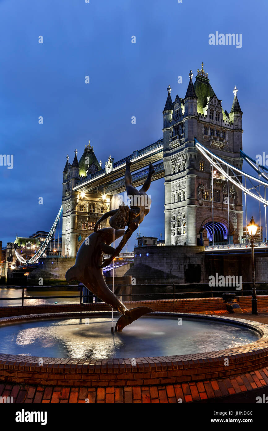 Il Tower Bridge e la "Ragazza con un delfino' scultura (da David Wynne, 1973), London, England, Regno Unito Foto Stock