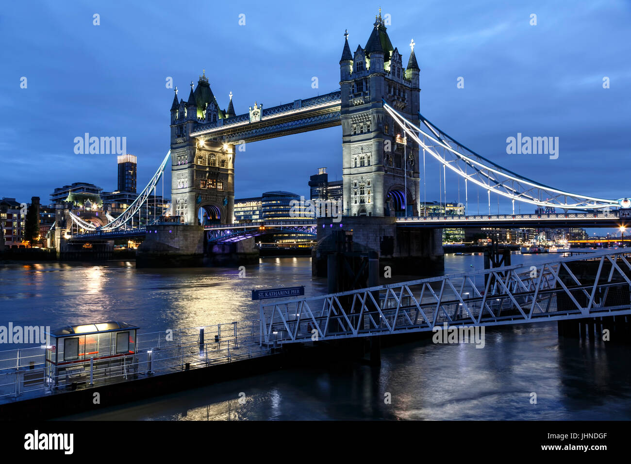 Il Tower Bridge, il fiume Tamigi e Santa Katharine Pier, London, England, Regno Unito Foto Stock