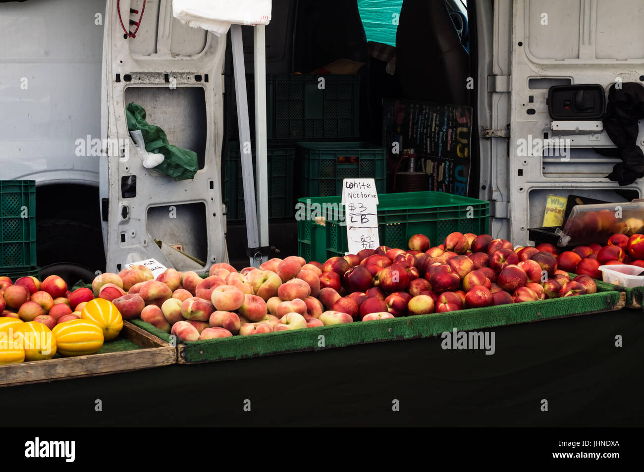 Frutta e verdura stand all'Orange cresciuto in casa degli agricoltori e degli artigiani di mercato, STATI UNITI D'AMERICA Foto Stock