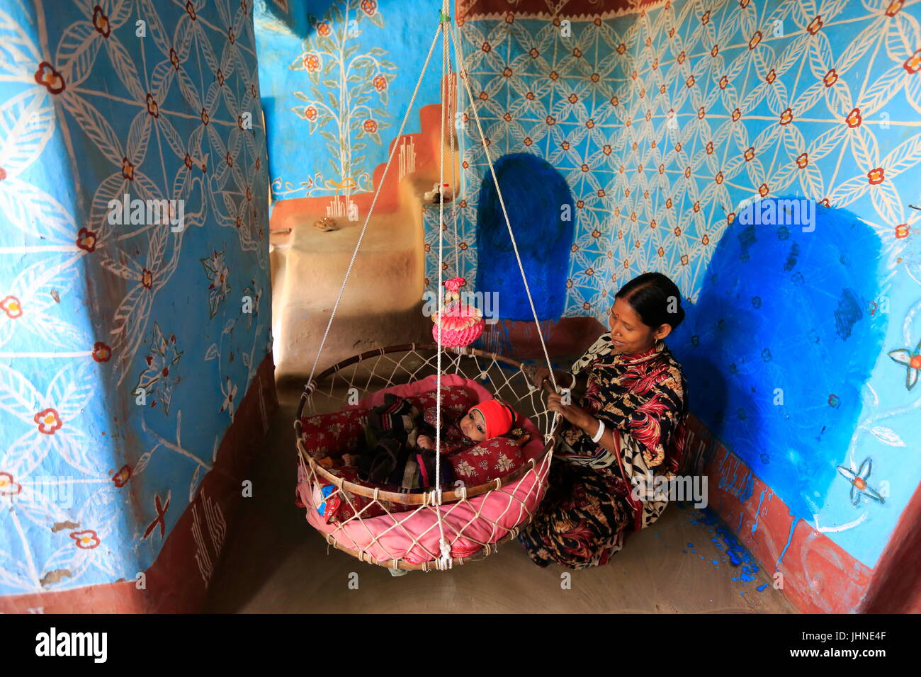 Una madre e un bambino all'interno di una casa di villaggio Tikoil in Nachole upazila di Chapainawabganj distretto del Bangladesh. Più di cinquanta case in questa villa Foto Stock