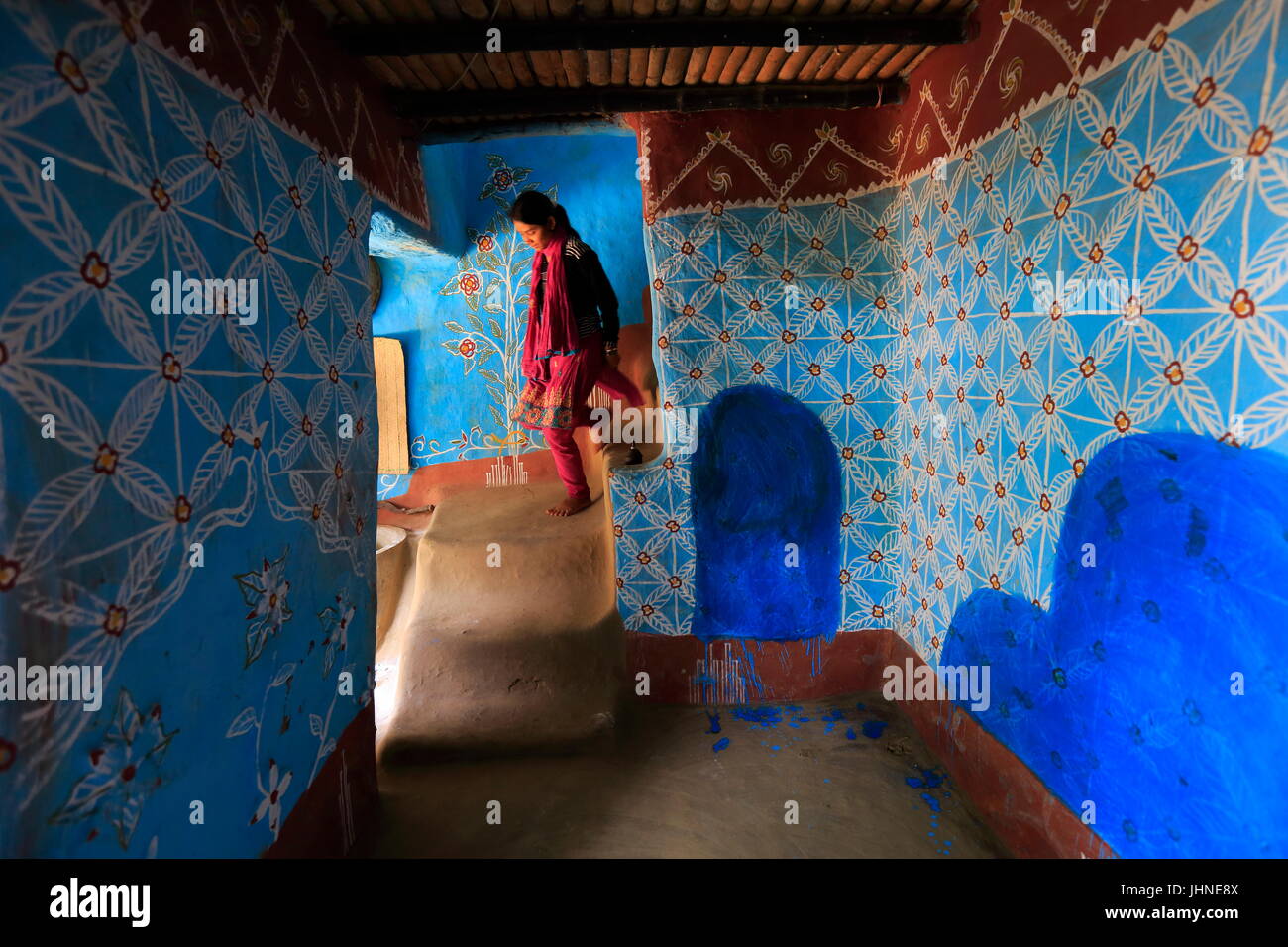 Parete tradizionale pittura su una casa di villaggio Tikoil in Nachole upazila di Chapainawabganj distretto del Bangladesh. Più di cinquanta case in questa vi Foto Stock