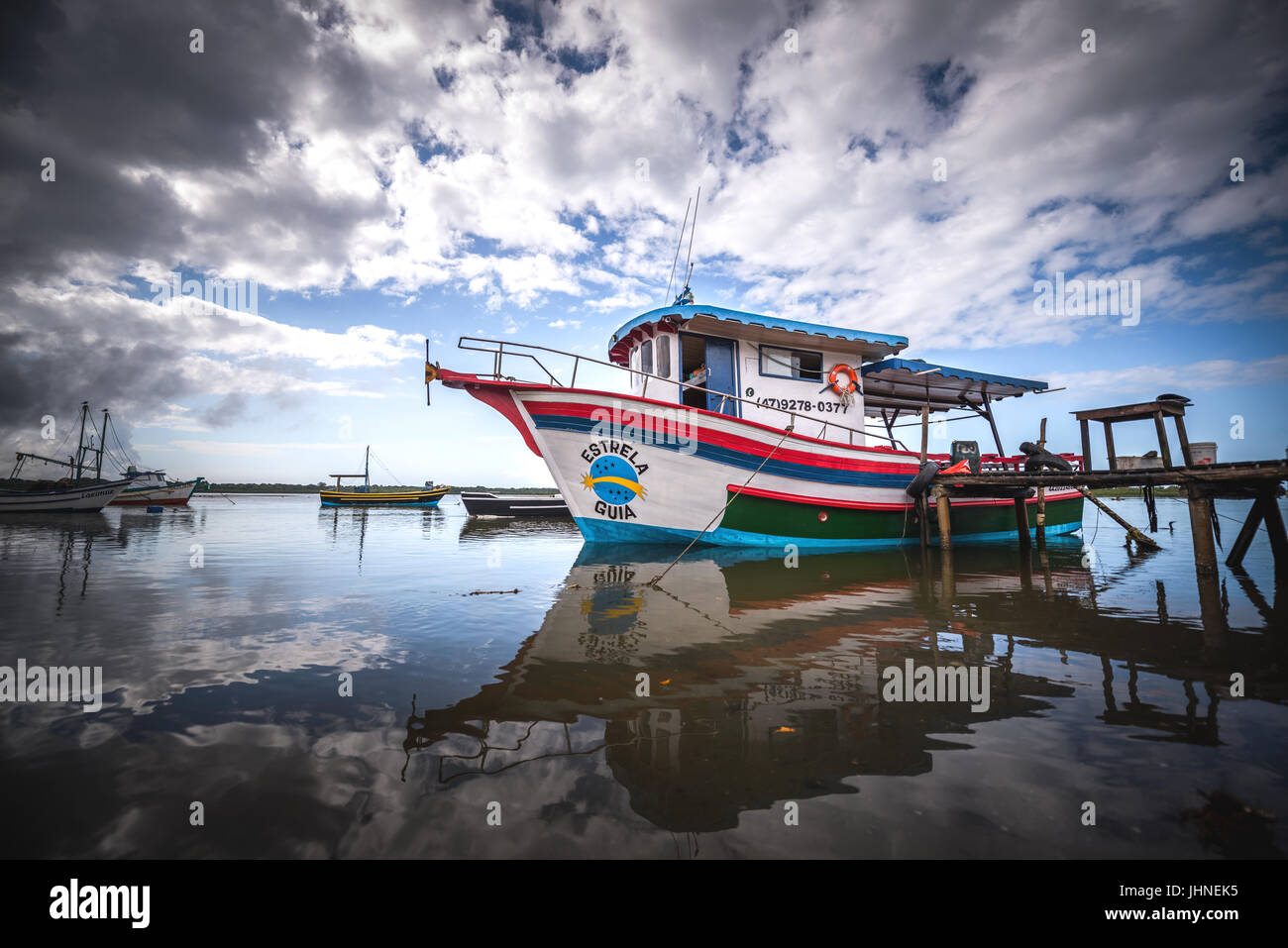 Barra do Sul, Santa Catarina, Brasile - 8 Luglio 2017: barche da pesca ormeggiate sulla spiaggia. Foto Stock