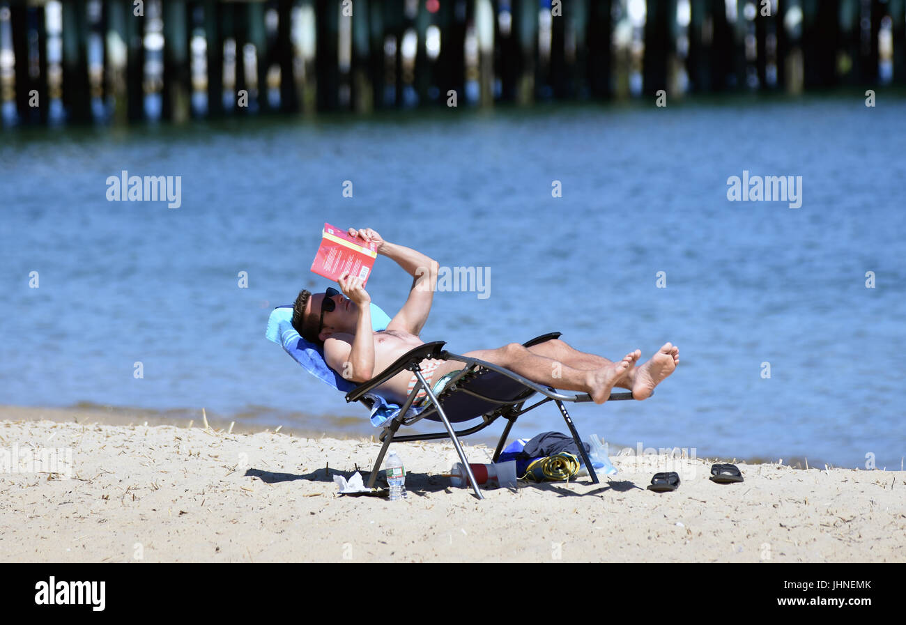Seduto sulla spiaggia- a Provincetown, Massachusetts il Cape Cod Foto Stock
