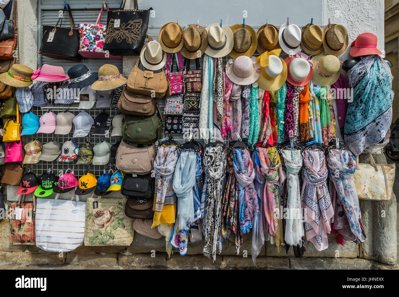 Negozio di display colorate sciarpe, cappelli e borse Foto stock - Alamy