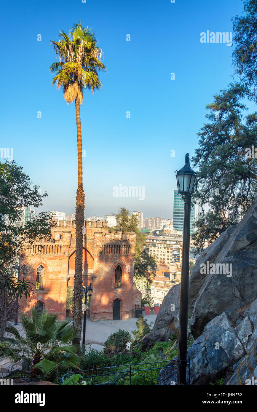 Vista di un fort situato sulla collina di Santa Lucia a Santiago del Cile Foto Stock