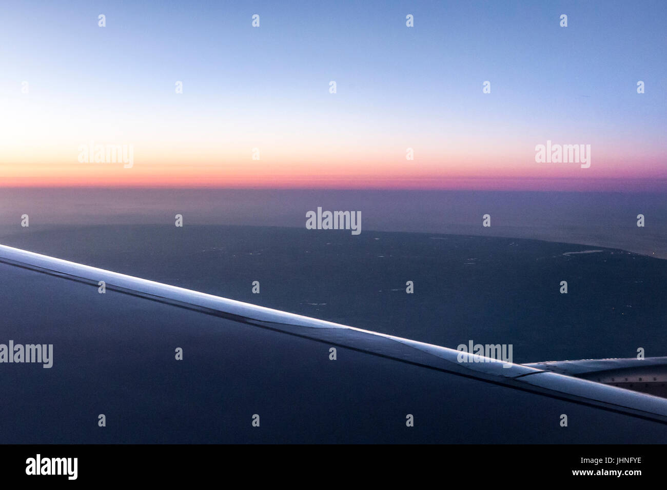 Vista aerea al tramonto serale su un mare con ala dell'aereo Foto Stock