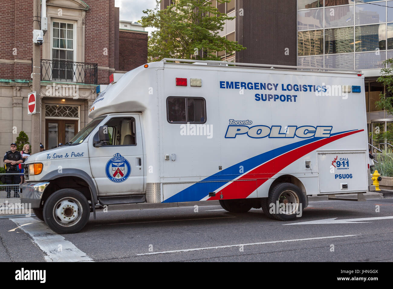 Un'auto della polizia per la logistica di emergenza parcheggiata in strada a Toronto. Foto Stock