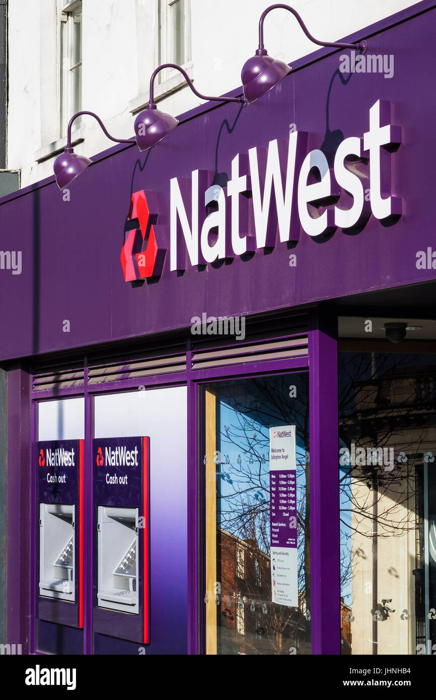 NatWest bank ramo su Upper Street, quartiere di Islington, London, England, Regno Unito Foto Stock