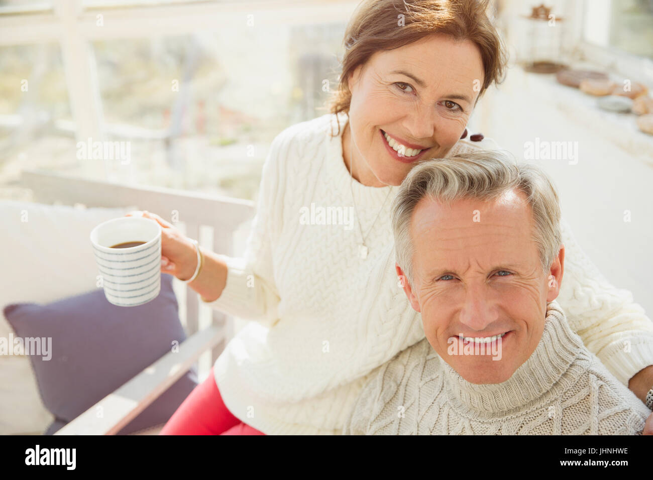 Ritratto sorridente coppia matura avvolgente e di bere il caffè Foto Stock