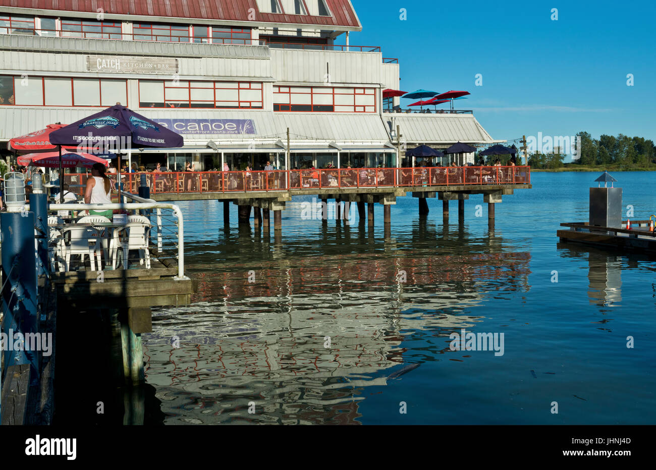 Ristoranti e terrazze dal Boardwalk e Fishermans Wharf in Steveston BC Canada Foto Stock
