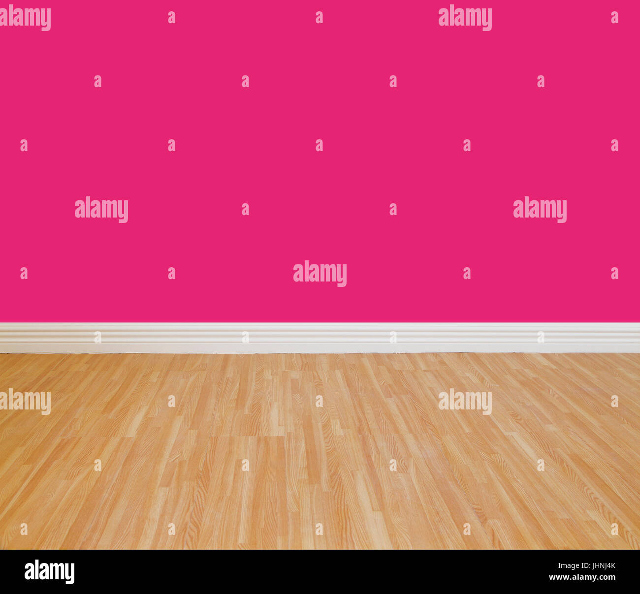 Plain parete dipinta in legno con pavimento di piastrelle. Foto Stock