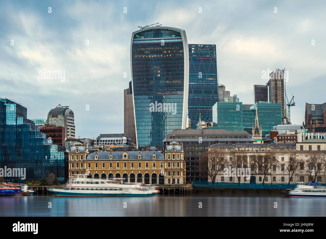 Londra, Inghilterra - skyline panoramico vista del famoso quartiere bancario di Londra centrale con grattacieli, barche e cielo blu Foto Stock