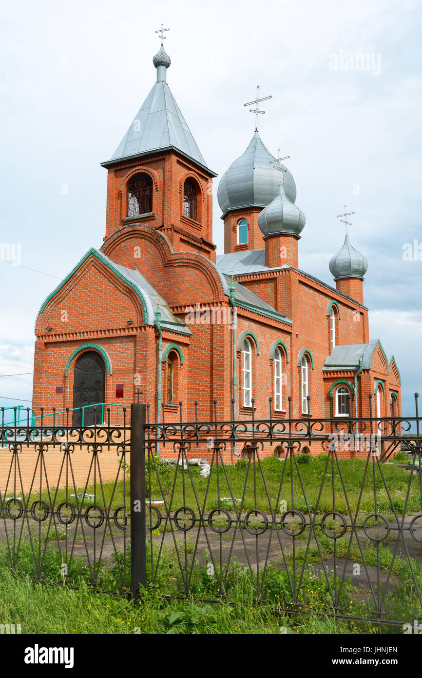 Chiesa Ortodossa dei Santi Cosma e Damiano nel villaggio di Verkh-Chebula Foto Stock