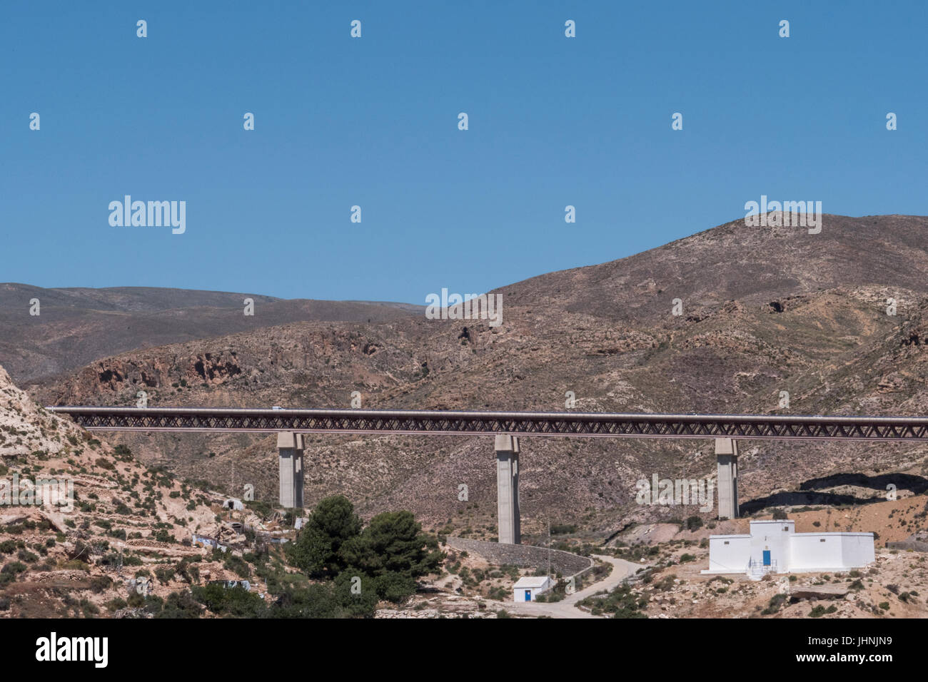 Ponti e strade oltre le montagne in Almeria Foto Stock