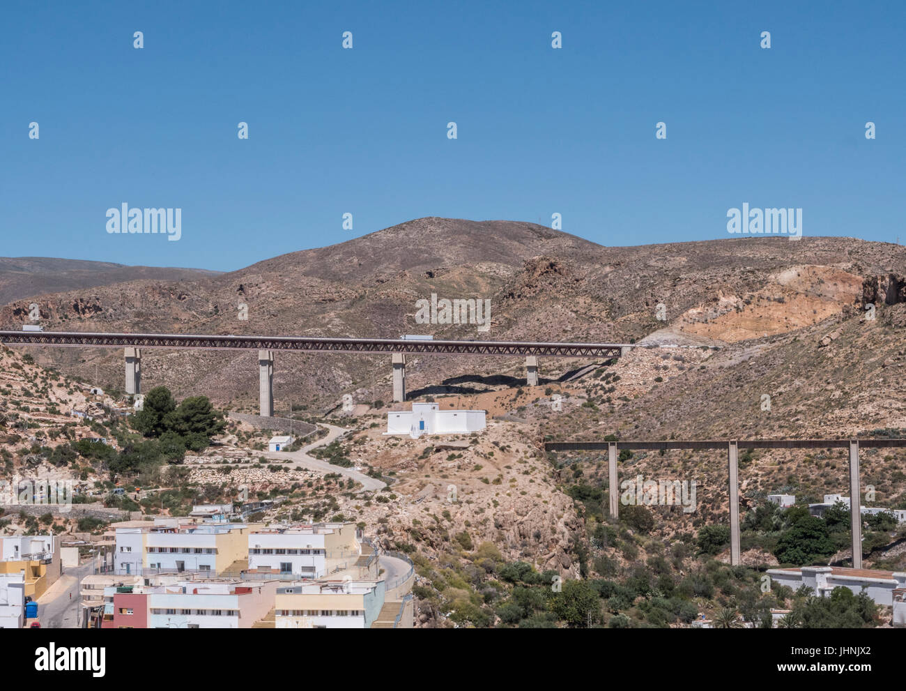 Ponti e strade oltre le montagne in Almeria Foto Stock