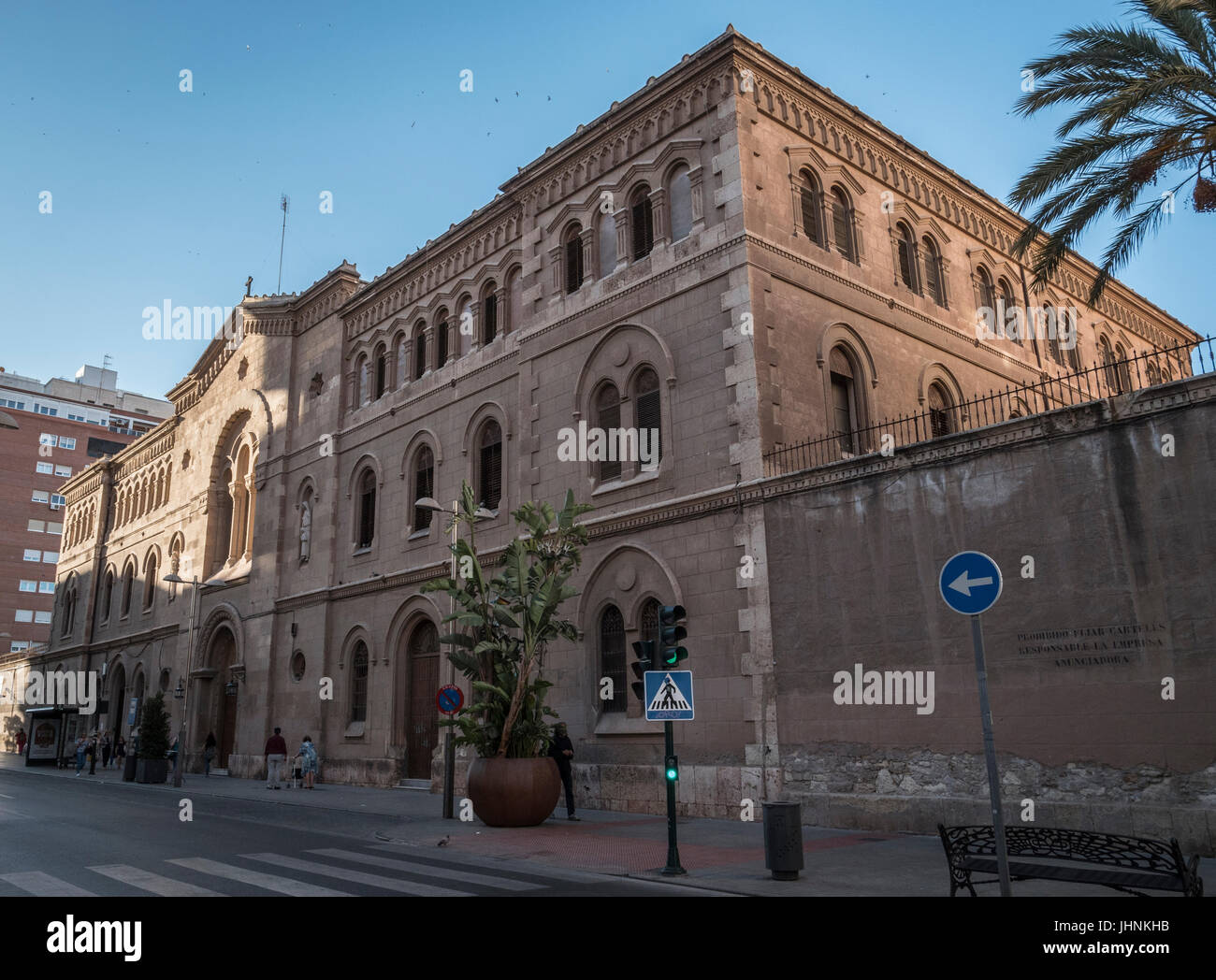 Vecchia chiesa conventuale con caratteristiche di radici romanico e gotico. Attualmente è una scuola e convento, Almeria, Spagna Foto Stock