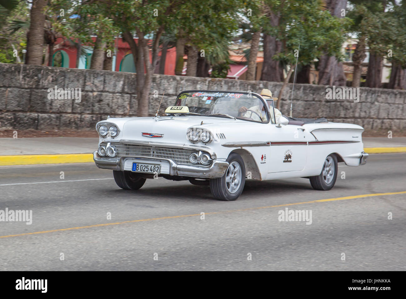 American classic in auto sulla strada a Varadero località di villeggiatura, Cuba Foto Stock