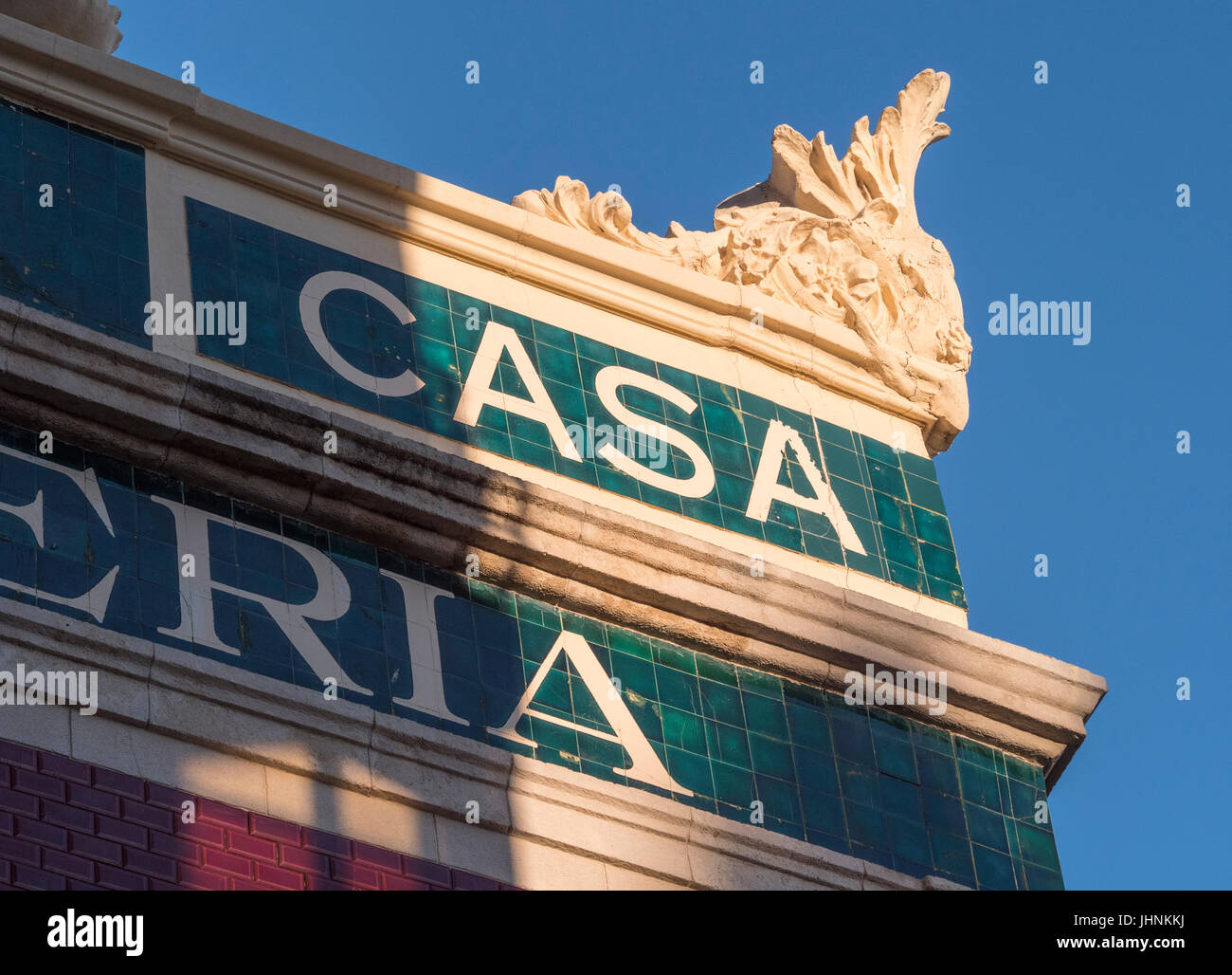 Dettaglio della cornice di palazzo di epoca vicino al lungomare e alla sera in Almeria, Andalusia, Spagna Foto Stock